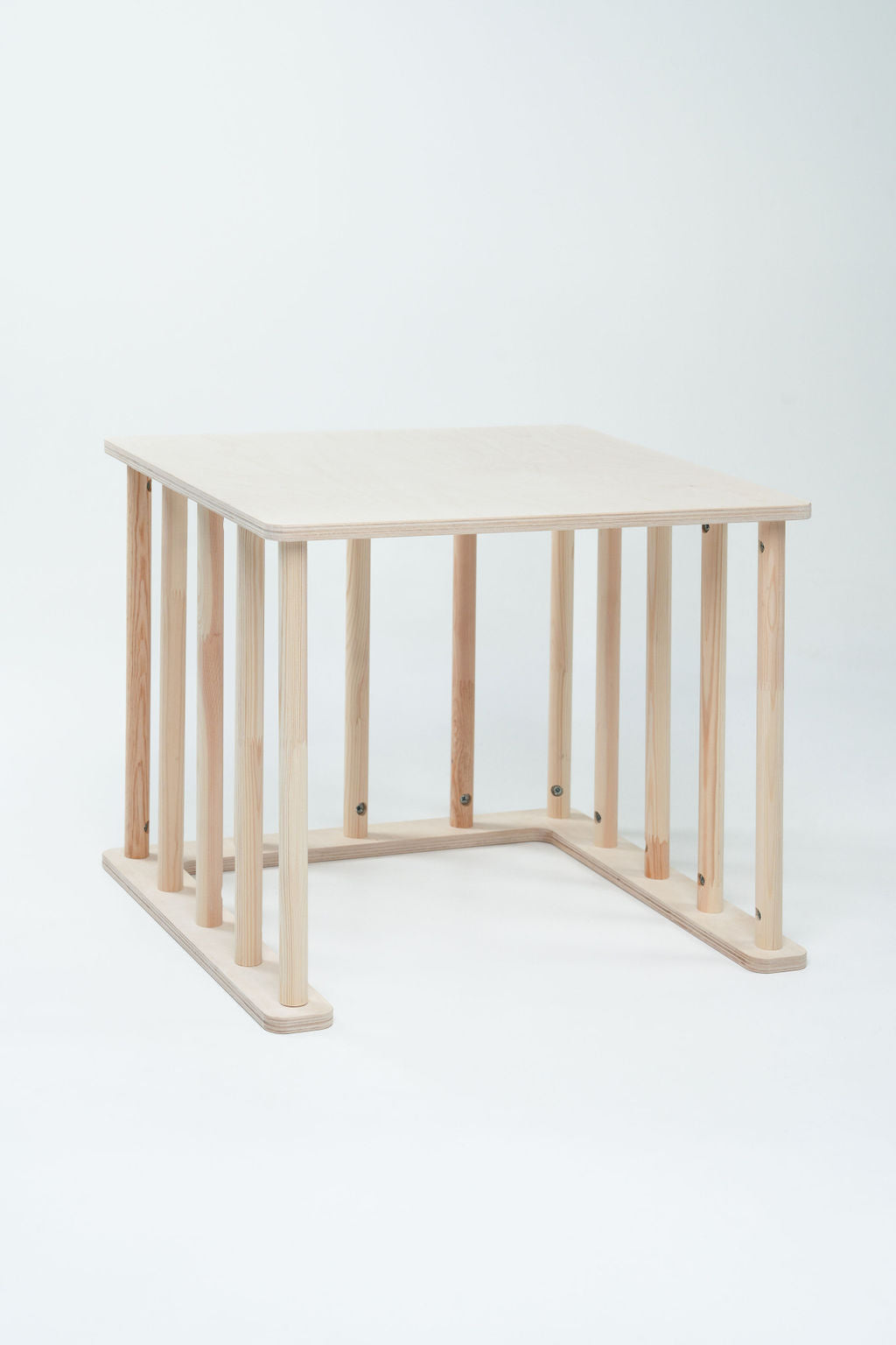 Vaiko stalas Montessori kvadratinis kompaktiškas